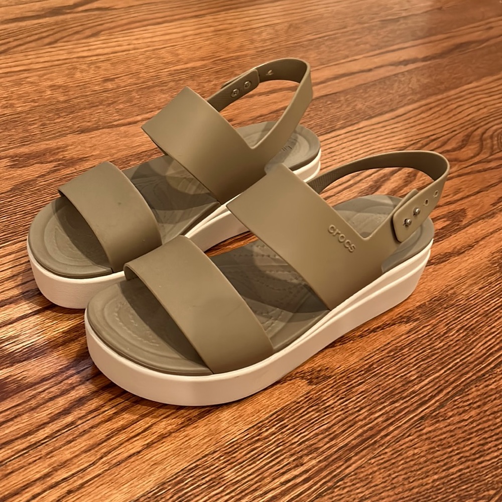 Crocs Brooklyn low wedge khaki/bone 9 wide